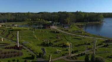 Christ the King Hill Heykel Parkı, Aglona, Letonya. Tanrı 'nın anısına ahşap heykellerden yapılmış güzel bir doğa parkı..