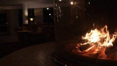 Lüks bir otelde, dağ kirazlarında sıcak, ahşap bir şömine. Ateşin yanında bir yer.. 