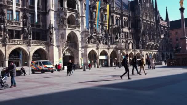 Münih Almanya Daki Marienplatz Meydanı Ndaki Eski Belediye Binasında Yürüyen — Stok video