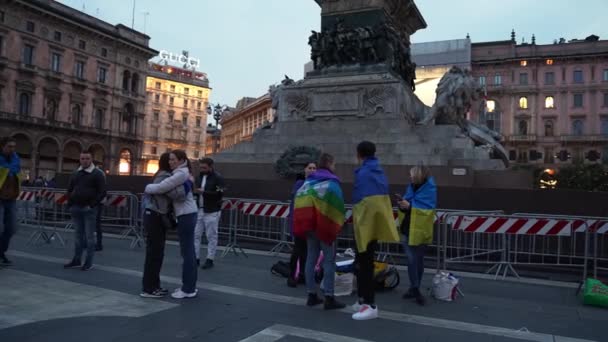 Personas Protestando Centro Milán Contra Guerra Ucrania Con Bandera Ucraniana — Vídeos de Stock