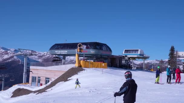 이탈리아의 인기있는 리조트의 리프트의 아름다운 풍경이다 리조트 정상에서 스키타는 사람들 — 비디오