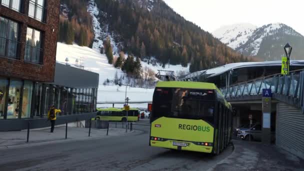 Zimowy Ośrodek Narciarski Anton Arlberg Ruch Przez Miasto Autobusy Czekające — Wideo stockowe