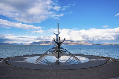 Reykjavik şehrindeki ünlü Güneş Voyager heykeli. Deniz kıyısında paslanmaz çelikten yapılmış güzel bir yapı. Alp bölgesinde mavi gökyüzüne karşı viking teknesinin yaratıcı heykeli.