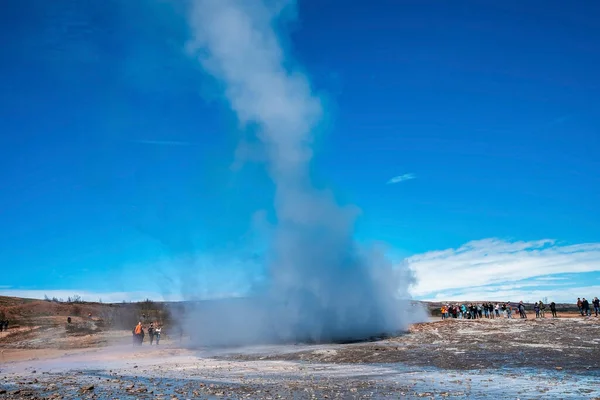Explorers Looking Eruption Strokkur Geyser Smoke Emitting Dramatic Landscape Blue — Stock Photo, Image