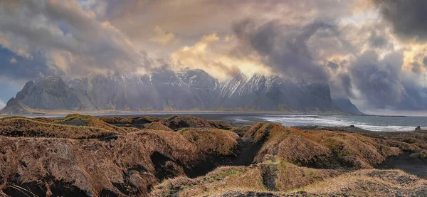 Scenic Uitzicht Gras Aan Oever Van Zwart Zandstrand Tegen Bewolkte — Stockfoto