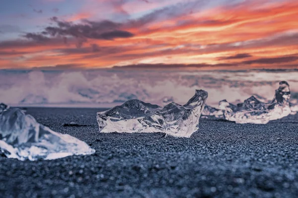 Zbliżenie Góry Lodowej Czarnym Piasku Przy Plaży Diamond Zachodzie Słońca — Zdjęcie stockowe