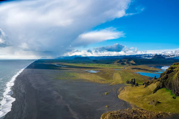 山で黒い砂のビーチの牧歌的な景色 Dyrholaeyjarviti崖の高角度ビュー 青い空に対する火山風景の美しい絵の風景 — ストック写真