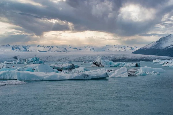 雅库伦冰川泻湖映衬着戏剧性的天空的Idyllic视图 在湖中漂浮的冰山的美丽景色 日落时冰封的冰川冰层与山的景观 — 图库照片