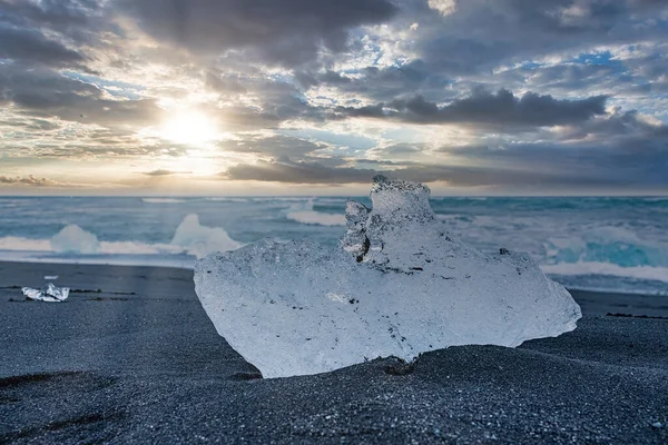 在美丽的黑色沙滩海岸上的冰山特写 Jokulsarlon冰川泻湖的浮冰碎片 日落时钻石海滩上美丽的天空 — 图库照片