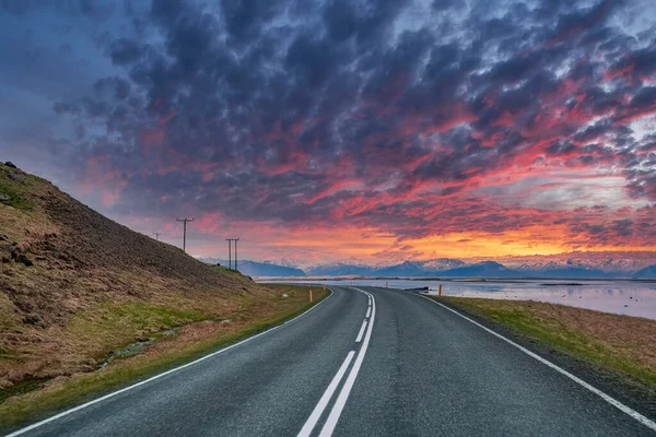 Vue Route Décroissante Milieu Mer Montagne Marquages Routiers Dans Rue — Photo