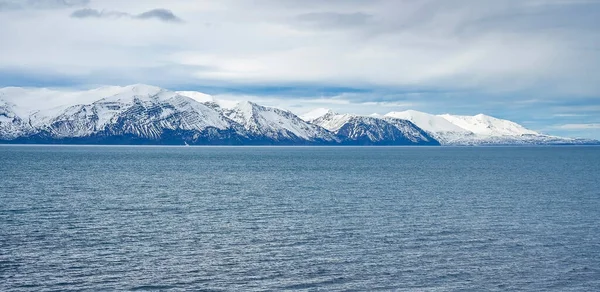 Vista Panorâmica Paisagem Marinha Montanhas Cobertas Neve Bela Vista Oceano — Fotografia de Stock