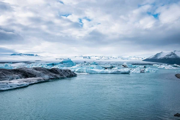 Vista Panoramica Degli Iceberg Che Galleggiano Nella Laguna Del Ghiacciaio — Foto Stock