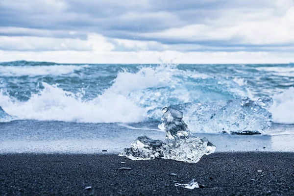 Primo Piano Dell Iceberg Sulla Bellissima Sabbia Nera Della Spiaggia — Foto Stock