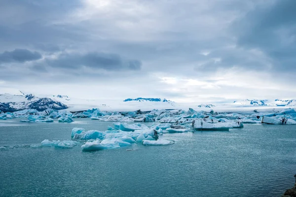 Schöne Eisberge Die Gletschersee Treiben Szenischer Blick Auf Gletschereisformationen Vor — Stockfoto