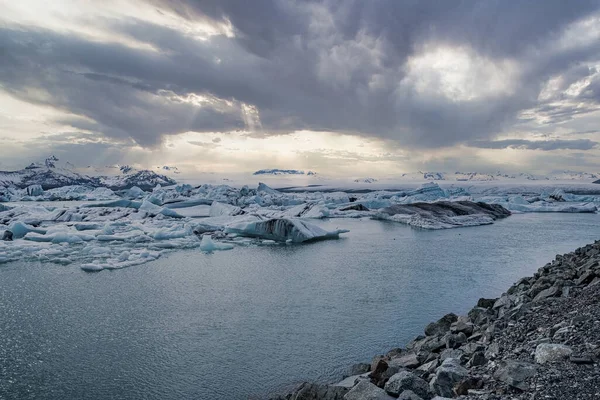 劇的な空に対するジョクルサロン氷河ラグーンの牧歌的な景色 湖に浮かぶ美しい氷山 日没時のVatnajokullの水の氷河氷の形成の風景 — ストック写真