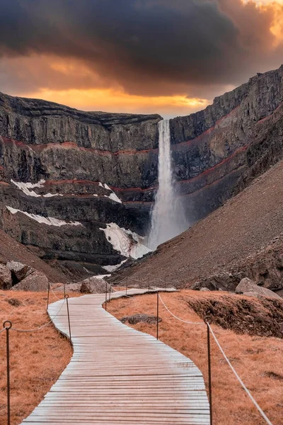 Walkway Leading Hengifoss Volcanic Valley Scenic View Majestic Waterfall Flowing — Stock Photo, Image