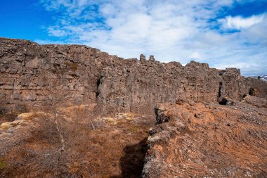 Mavi gökyüzüne karşı karadaki manzaralı volkanik kaya oluşumları. Güzel dramatik manzara ve dağların manzarası. Alp bölgesinde resmedilmeye değer doğal ortam kavramı.