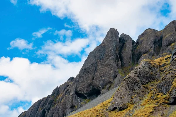 山の岩の形成の低角度ビュー 青い空に対して丘の上にパターン化された岩の風景 アルパイン地方の苔で覆われた火山風景の美しい風景 — ストック写真