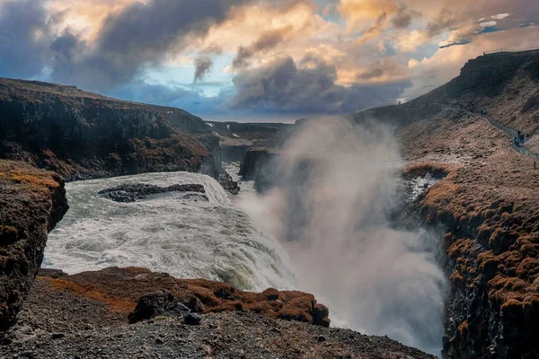 Gullfoss Vízesés Gyönyörű Ködös Kaszkádjai Arany Körben Látványos Kilátás Lezuhanó — Stock Fotó