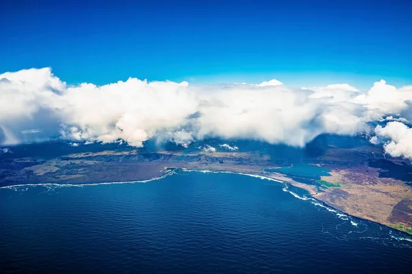 風景を覆う雲景の美しい景色 大西洋による風光明媚な劇的な土地の空中ビュー 北アルパイン地方の牧歌的な自然環境の風景 — ストック写真