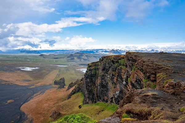 Dyrholaeyjarviti崖の高角度ビュー 山で黒砂のビーチの風景です 青い空に対する火山風景の美しい絵の風景 — ストック写真