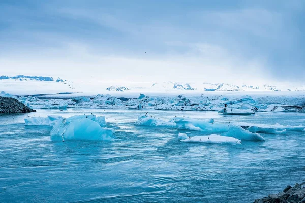 在Jokulsarlon冰川湖中漂浮着美丽的冰山 蓝天下结冰的冰层 恶劣天气下湖水的宜人景色 — 图库照片