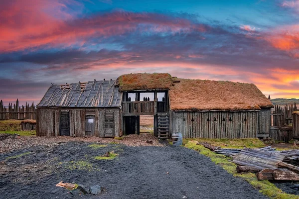 Hagyományos Faház Kerítéssel Körülvéve Történelmi Viking Falu Stokksnes Közelében Vulkanikus — Stock Fotó