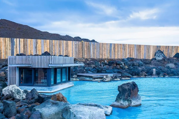 Hütte Natürlichen Geothermalbad Schöne Blaue Lagune Umgeben Von Steinen Und — Stockfoto