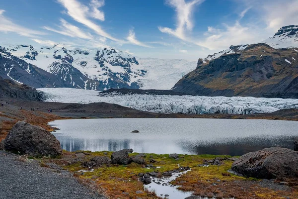 美丽的冰湖映衬着白雪覆盖的高山 湖滨冰冠岩石的景观 火山谷风景的Idyllic视图 — 图库照片