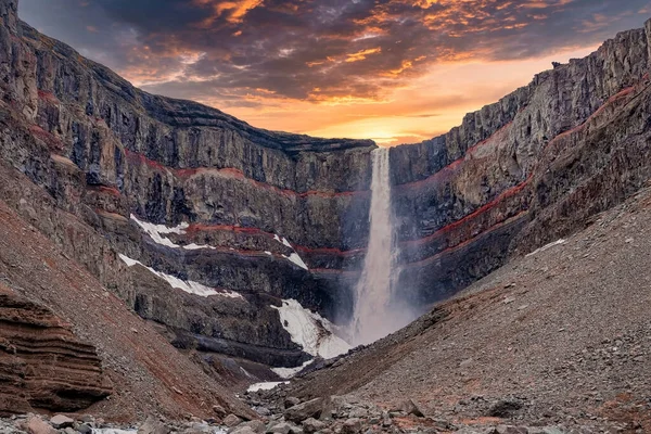 Prachtige Watervallen Van Schilderachtige Hengifoss Vallen Uit Bergen Idyllisch Uitzicht — Stockfoto