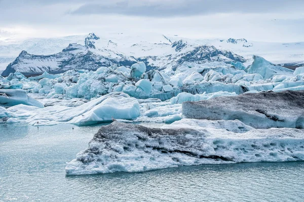 Jokulsarlon冰川泻湖中漂浮的冰山景观 湖中的冰川在多云的天空中形成美丽的冰层 极端天气下Vatnajokull的田园风光 — 图库照片