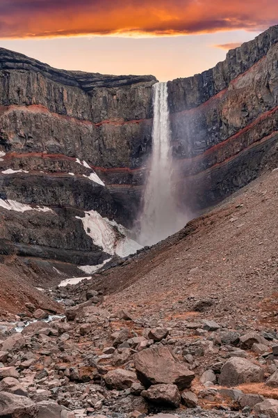 Poderosas Cascatas Cachoeira Hengifoss Caindo Das Montanhas Fluxo Que Flui — Fotografia de Stock