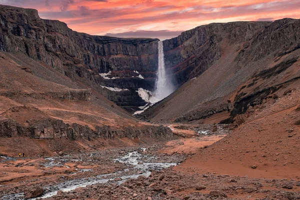 火山山谷中的亨吉福斯美丽的景色 雄伟的瀑布从山上流泻而下的风貌 日落时分 云天映衬下的风景如画的自然景观 — 图库照片