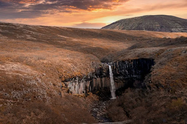 Scénický Pohled Vodopád Svartifossu Uprostřed Čedičové Formace Sloupů Krajina Padající — Stock fotografie