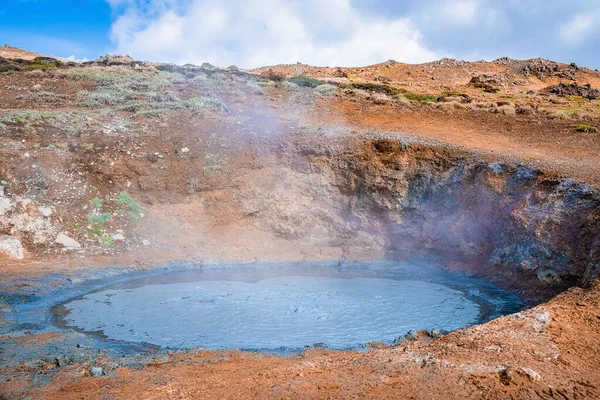 Utsikt Över Geotermisk Lera Fläck Mot Berg Ånga Avger Från — Stockfoto