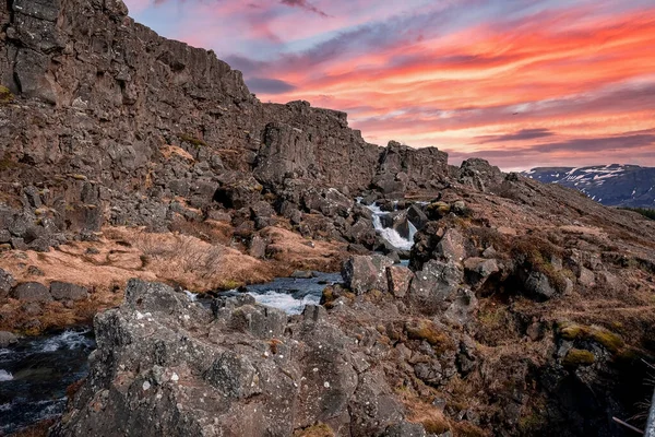 Idyllisch Uitzicht Drekkingarhylur Door Rotsachtige Kliffen Bij Zonsondergang Prachtige Waterval — Stockfoto
