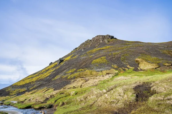 青空に対する雄大な山の美しい景色 レイキャダルル バレーの天然温泉地 Hveragerdiの草の風景 — ストック写真