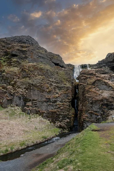 Vista Idílica Cascada Gljufrabui Escondida Medio Montaña Corriente Que Fluye —  Fotos de Stock