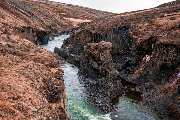 Fluxo Fluindo Meio Formação Colunas Basalto Vista Panorâmica Penhascos Rochosos — Fotografia de Stock