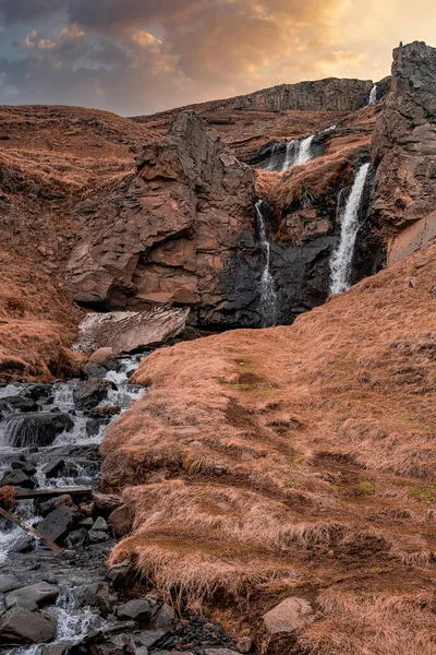 Низькокутний Вид Прекрасний Генгіфосс Вулканічній Долині Ідилічний Вид Величного Водоспаду — стокове фото