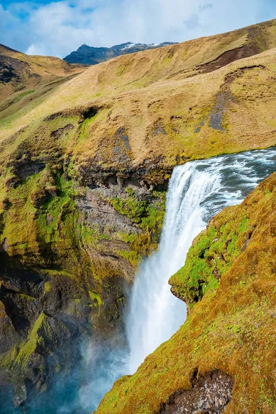 Wysoki Kąt Widzenia Potężne Kaskady Wodospadu Skogafoss Piękna Płynąca Woda — Zdjęcie stockowe