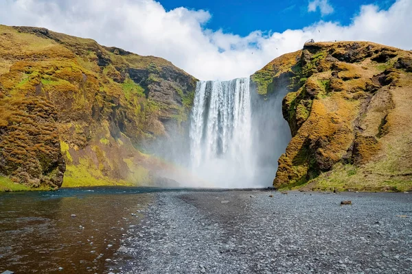 Ισχυρές Καταρράκτες Του Skogafoss Καταρράκτη Στην Κοιλάδα Όμορφα Νερά Ποταμών — Φωτογραφία Αρχείου