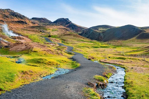 Cesta Potokem Tekoucí Horách Krásný Výhled Uprostřed Zeleného Mechu Pokryl — Stock fotografie