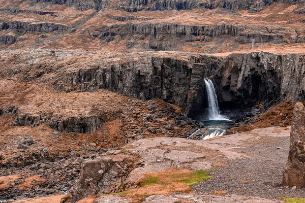 Vista Panorâmica Cachoeira Folaldafoss Contra Montanha Rochosa Fluxo Que Flui — Fotografia de Stock