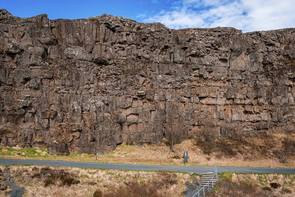 Korláttal Ami Üres Felé Vezet Fenséges Kőzetképződmények Látképe Thingvellir Nemzeti — Stock Fotó