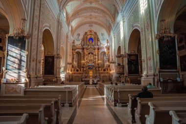 Letonya, Aglone 'daki Bakire Meryem Katedrali' nin ana kaynağı. Katolik Kilisesi 'nin ana mihrap ve merkez salonunun manzarası.