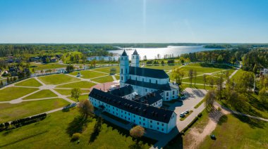 Letonya, Aglona 'daki beyaz Chatolic Kilisesi Bazilikası' nın güzel hava manzarası. Letonya Aglona 'daki Bazilika.