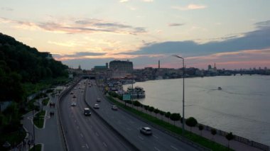Kyiv şehir merkezinde trafik sıkışıklığı, şehirde dolaşan arabalar. Kyiv 'de şehir hayatı. Savaştan önce Ukrayna.