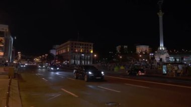 Kyiv 'deki çılgın şehir hayatı. İnsanlar Kyiv 'de parti yapıyor, dans ediyor, yemek yiyor ve şarkı söylüyor. Savaştan önce Ukrayna 'da hayat.