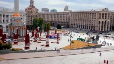 Meydan meydanı ya da Maydan Nezalezhnosti 'nin merkezi Ukrayna' nın Kyiv kentindeki Independence Meydanı 'ndaki Bağımsızlık Anıtı heykelinin yanında. Savaştan önce Ukrayna.